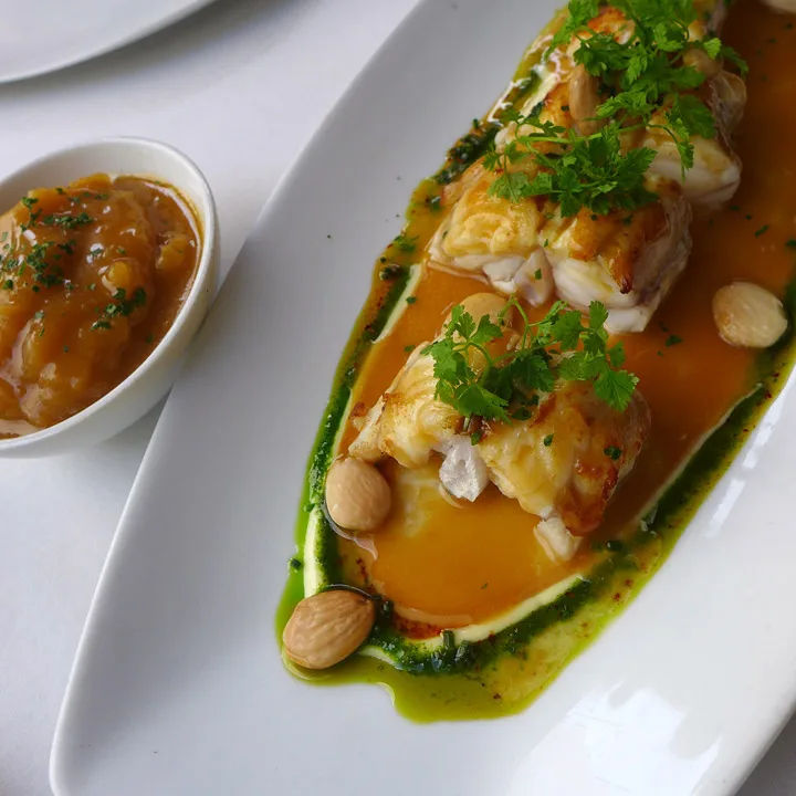 Breiflabb med suquet (katalansk spesialitet) og mandler.