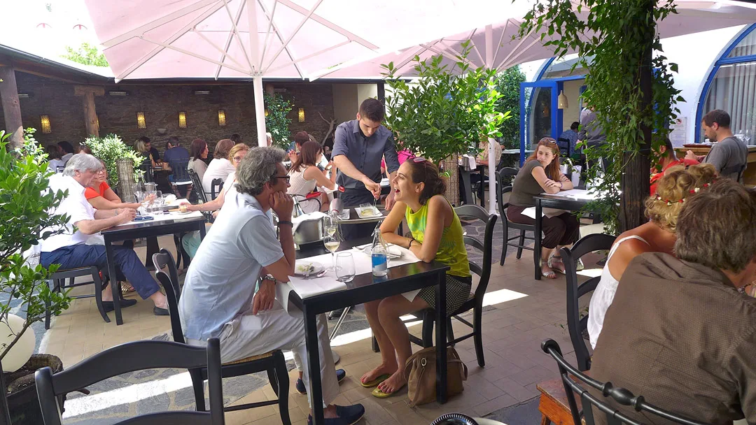 Glade gjester hos Compartir.