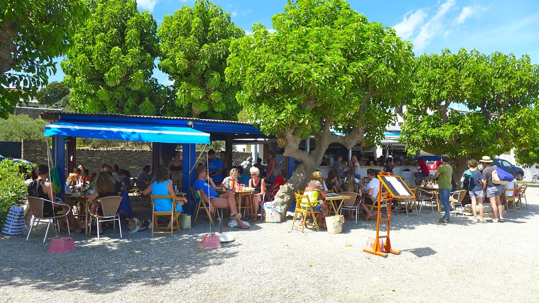 Xiringuito de la Mei ligger perfekt på en bakketopp med utsikt utover havet.