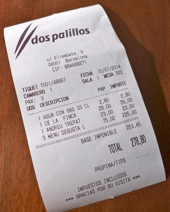 Tre personer for under 300 euro. To flsker vin og masse retter. Ikke ille.