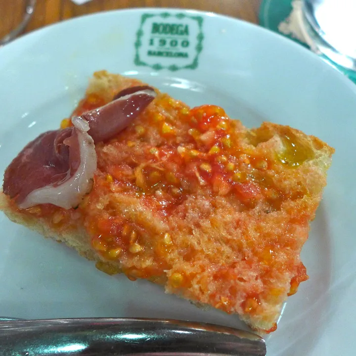 Ha litt god skinke til eller ansjoser, slik katalanerne liker.