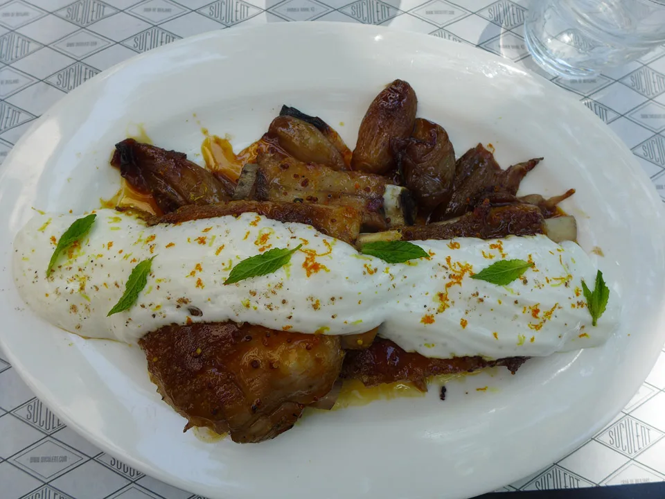 Langstekte svineribber med karameliserte løk og skum med smak av midtøsten