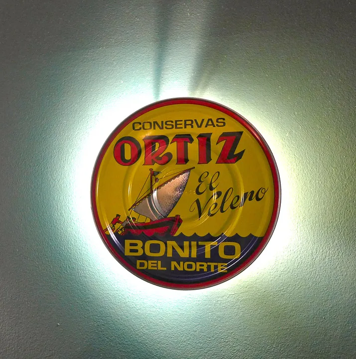 Tunfiskbokser brukes som lamper