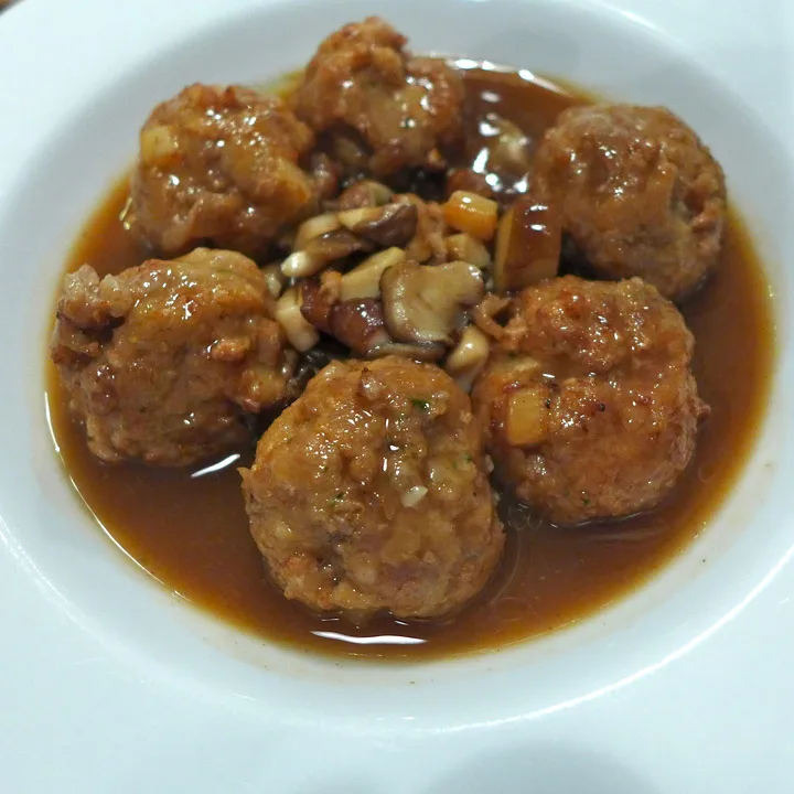 Kjøttboller med blekksprut og svinekjøtt.