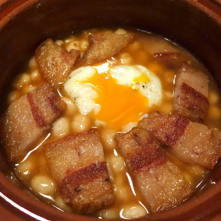 Bønner, flesk og egg. Herlig gryte som egentlig vil passe best til en kald høstdag.