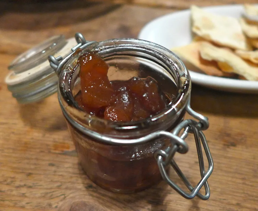 hjemmelaget syltetøy til osten.