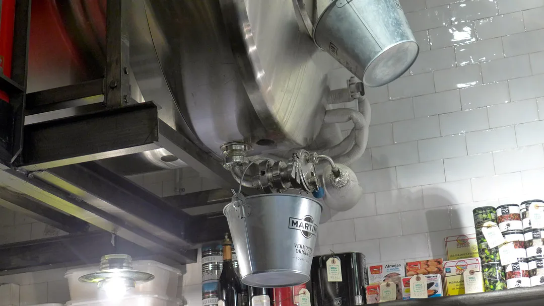 Store beholdere med Martini hengende i taket