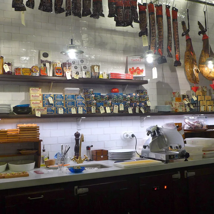 Mat til salgs på hyller.