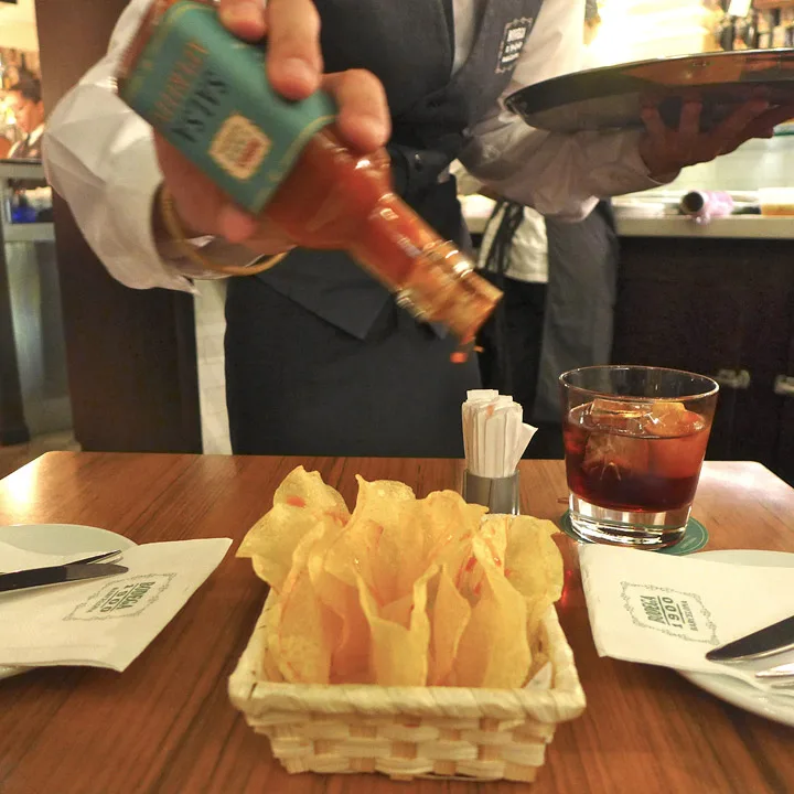 Hjemmelaget potetchips med vermutsaus