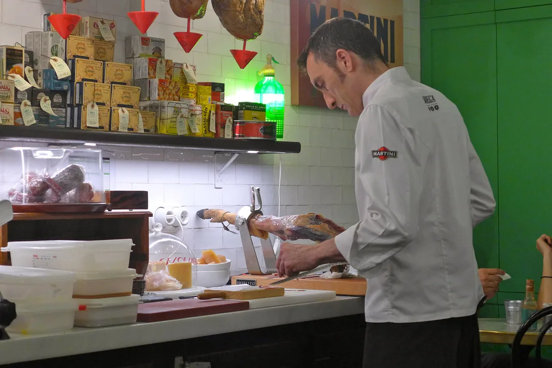 Her skjæres det skinke.