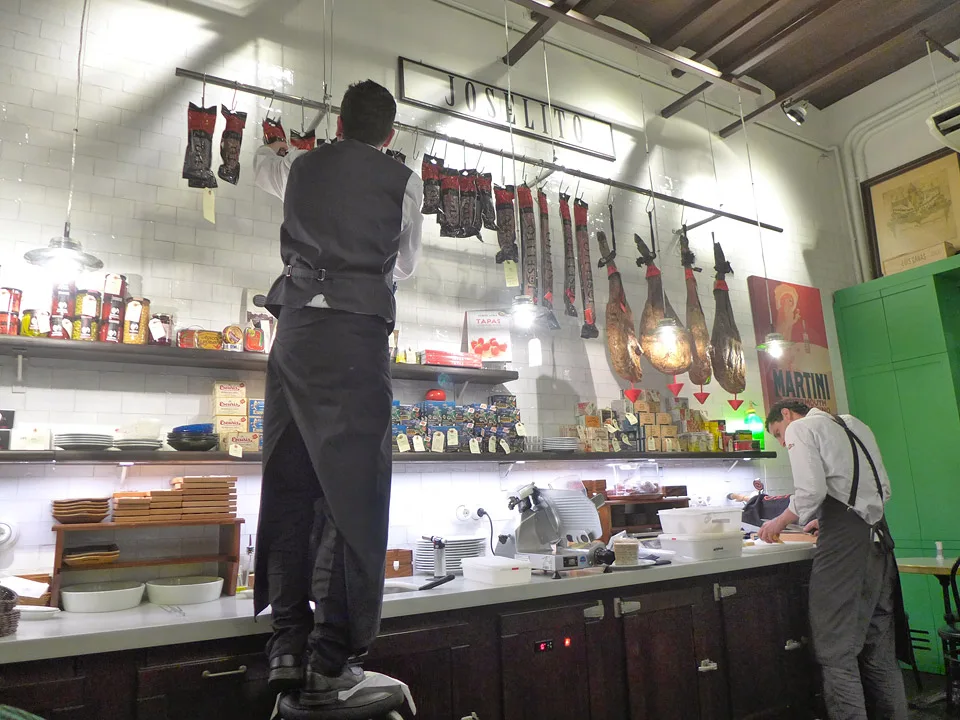 Her henter mannen ned en presa-skinke til oss og til vår venn, Kamilla.