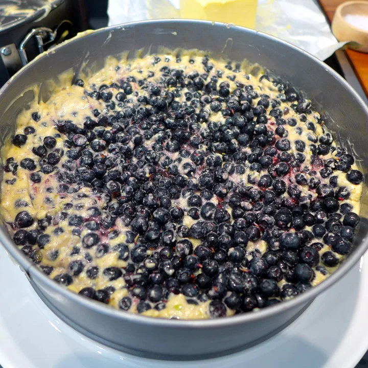 Trykk bærene ned i kakerøren.