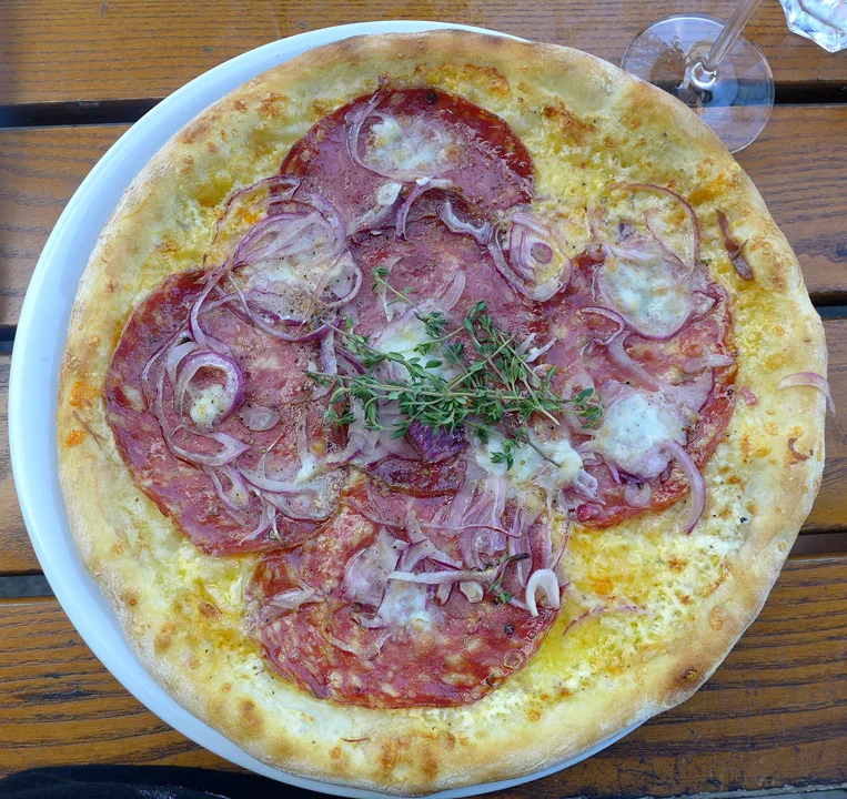 Fennikelsalami-pizza