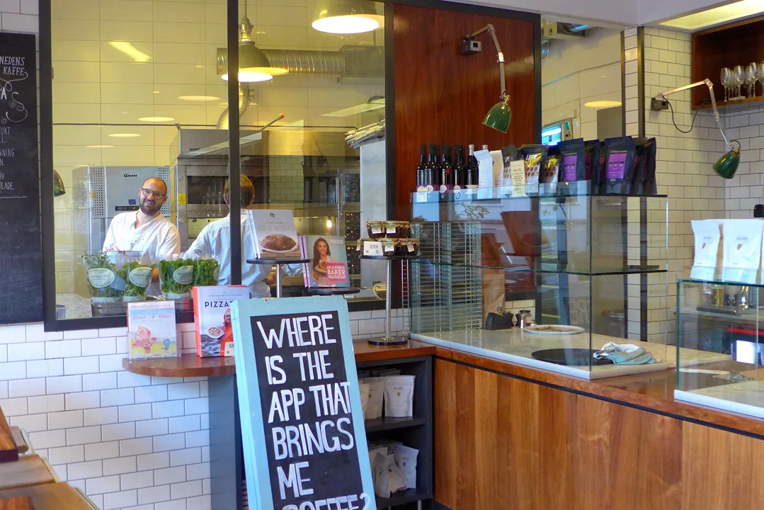 Åpent skue inn til kjøkkenet.