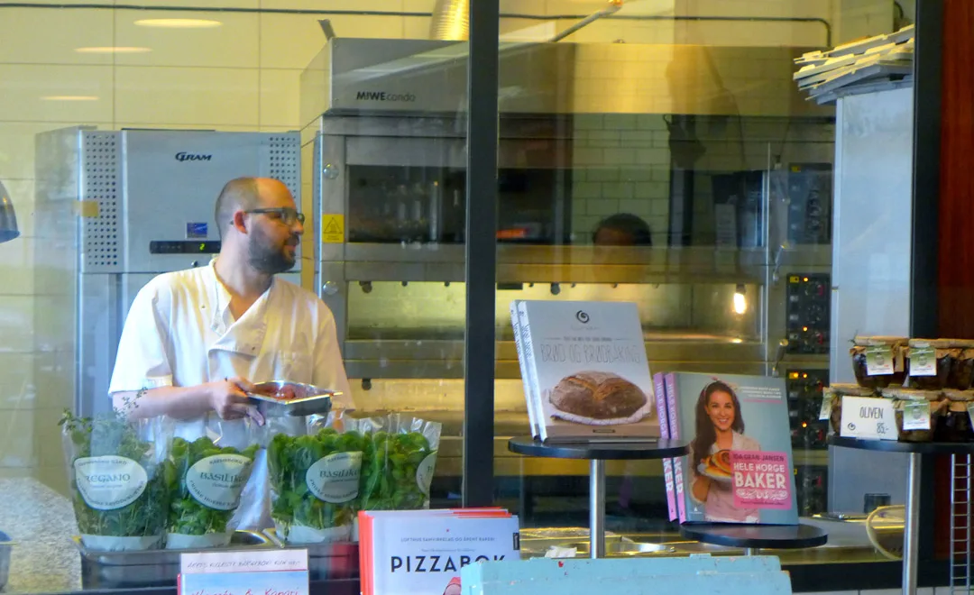 Her selges boka med alle pizzaoppskriftene. Jeg har den, men mangler den fantastiske vedfyrte pizzaovnen for å få helt perfekt pizza slik de lager her.