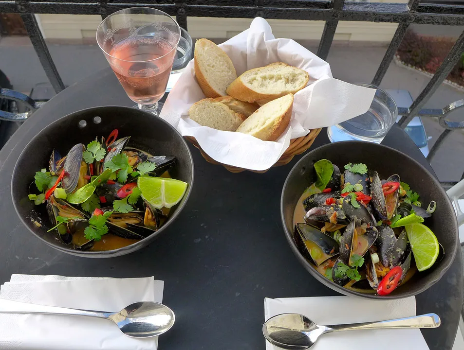 Akkurat plass til to personer og mat på verandaen vår.