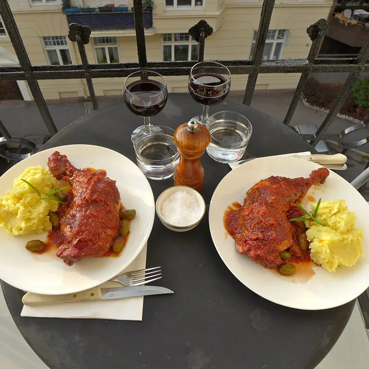 kyllingkos på verandaen med rødvin til.