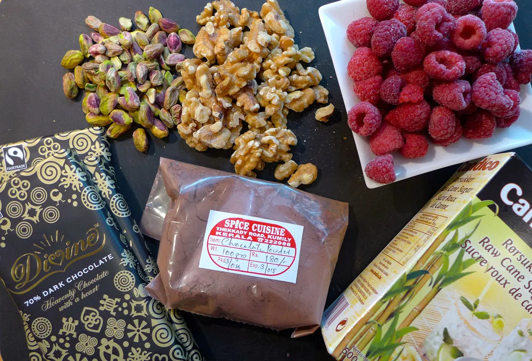 Nøtter, bringebær, sukker, kakao som jeg kjøpte inn i India og deilig sjokolade.