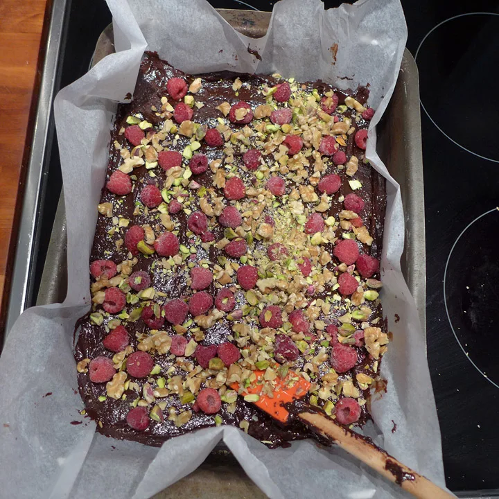 Strø nøtter og bær over kaken.