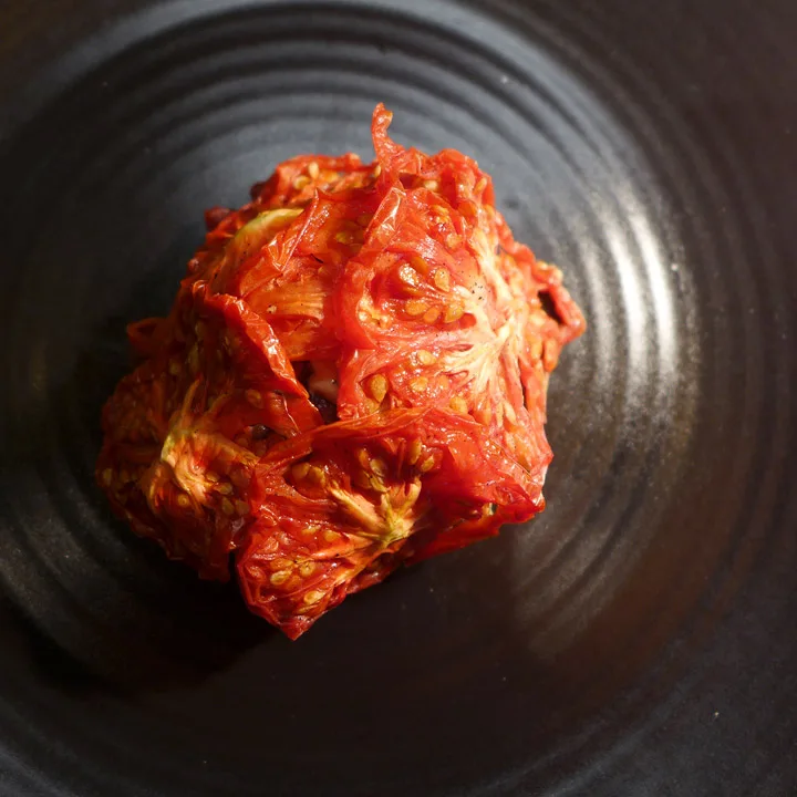 Tartar av okse pakket inn i tomat