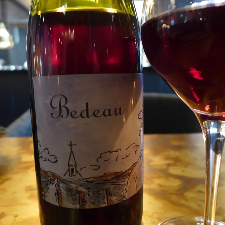 Pinot noir med kirke og prest på etiketten. Da er det vel greit, da?