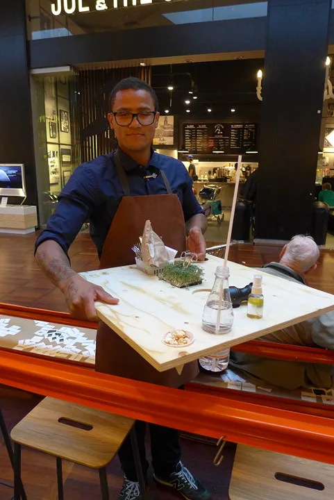 Bordet mitt bæres inn.