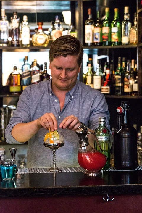 Jesper Høst lager punch. (Foto: Stian Broch/Diageo. Må ikke brukes uten tillatelse fra Diageo.)