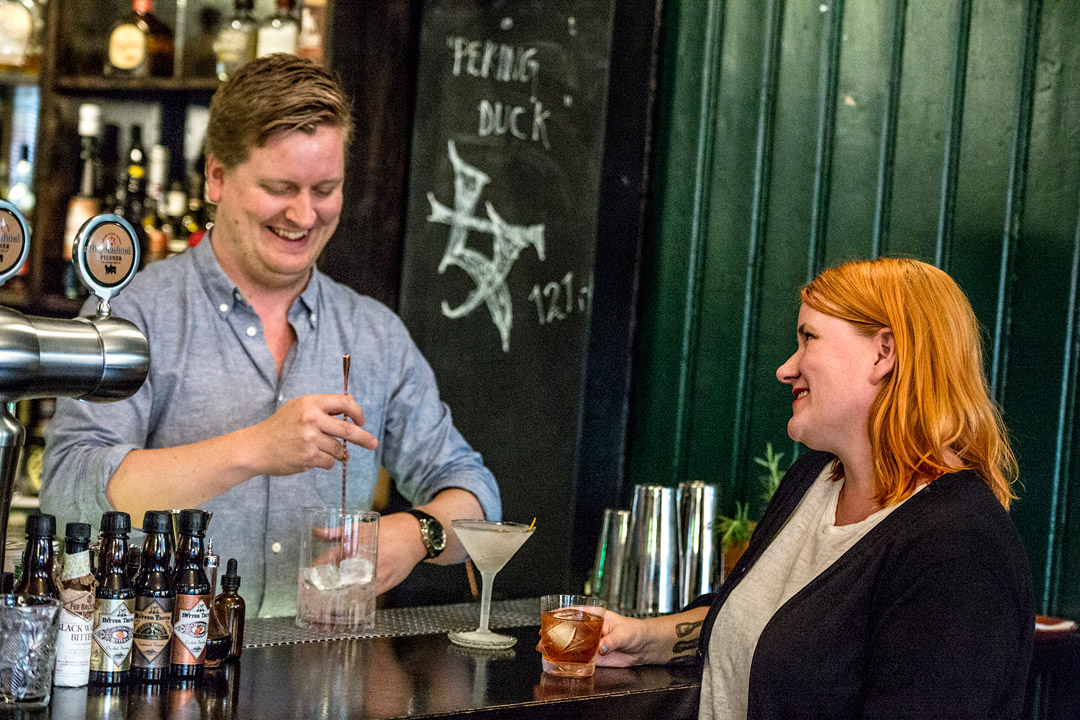 Jeg er skikkelig fornøyd med å få lære ekte cocktails av Norges beste bartender, kan jeg si dere. (Foto: Stian Broch/Diageo. Må ikke brukes uten tillatelse fra Diageo.)