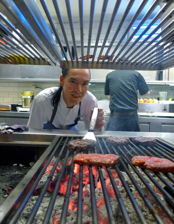 Nicolai ved grillen.