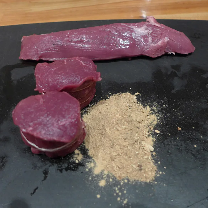 Biffene er bundet opp og er klare til å rulles i steinsoppstøv.