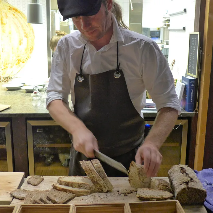 Stefan Söderholm ved Hvita Hjorten skjærer opp de fantastisk smakfulle brødene.