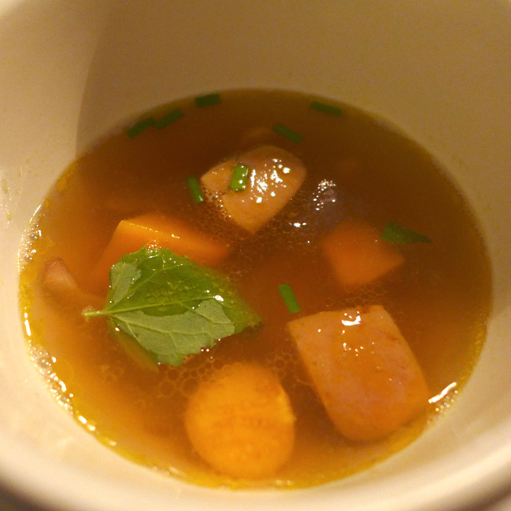 Japansk dashi med baconsmak servert med foie gras-biter.