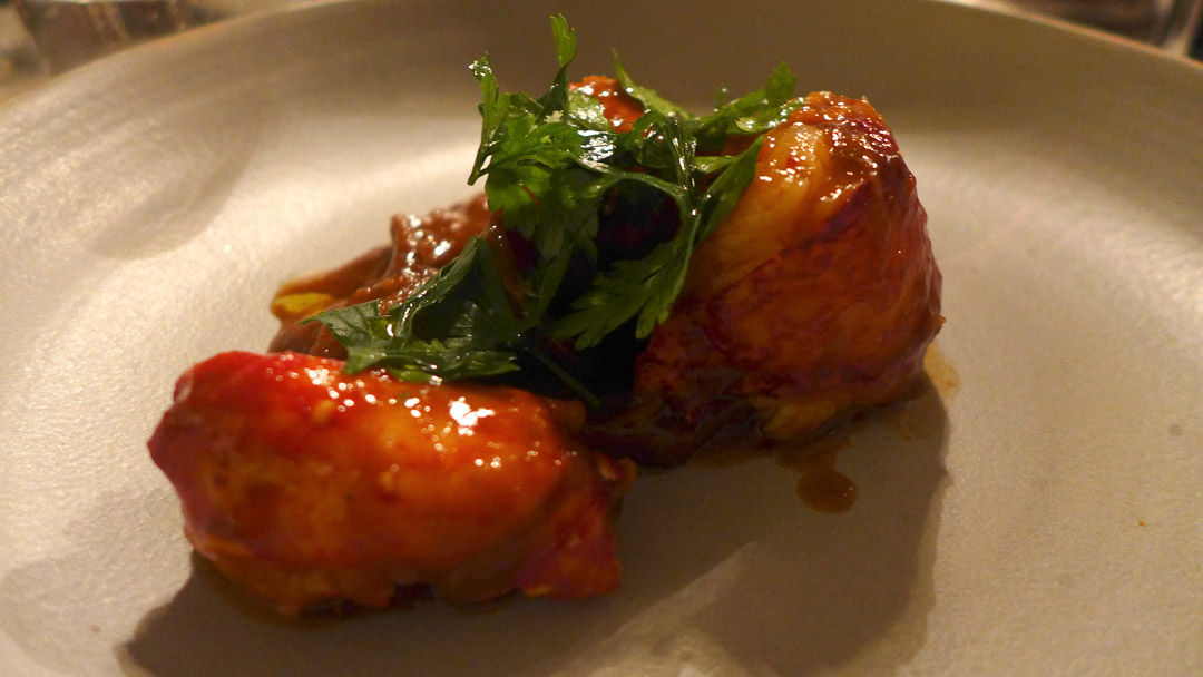 Hummer og innvoller. Overraskende snadder. Tynne strimler av mage (tipper det er kumage) kokt i hummerkraft og safran servert med store stykker perfekt tilberedt hummer.