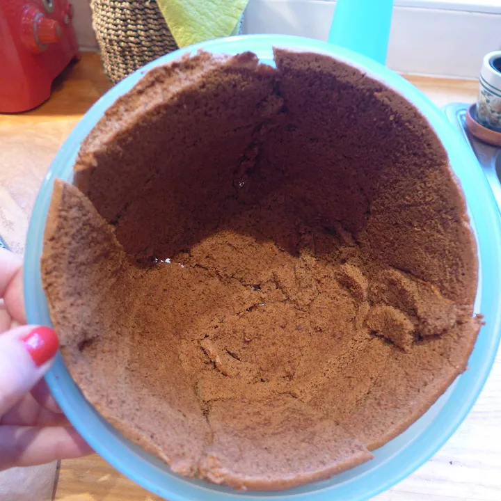 Kaken ligger som et skall i formen.