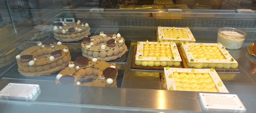 Fristende kaker i vinduet.