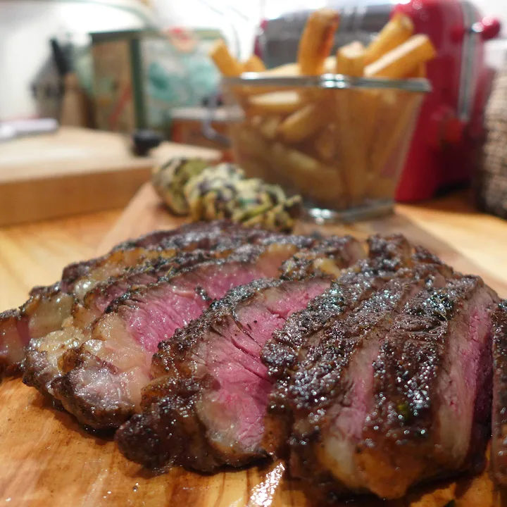 Jeg hadde kryddersmøret til denen fantastiske marmorerte entrecoten av okse sammen med hjemmelagde pommes frites. Gåkk'e an sånn midt i uka, sier du? Ja, det er uhørt. Beklager det altså.