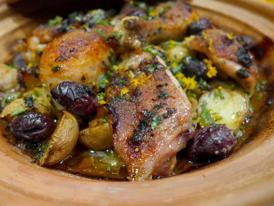 l1080430 - Supersaftig kylling med appelsin og oliven bakt i leirgryte