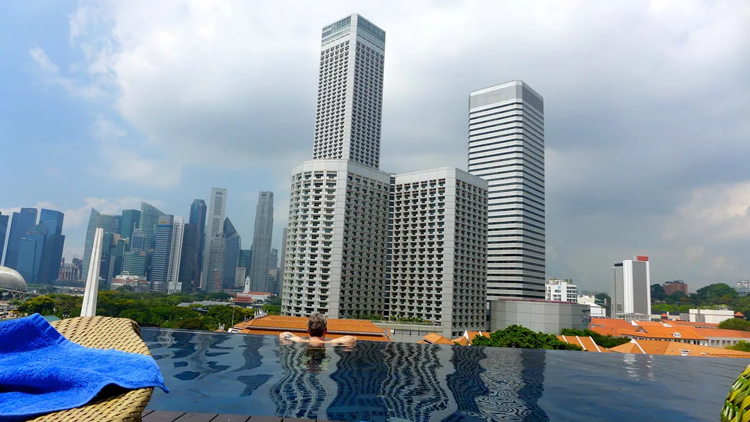 Erik bader i det fantastiske bassenget.