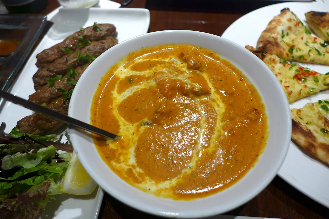 Nydelig butter chicken, kebab og indisk pizza 