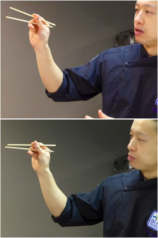 Slik holder man spisepinnene ifølge Chef Wilson Chung.