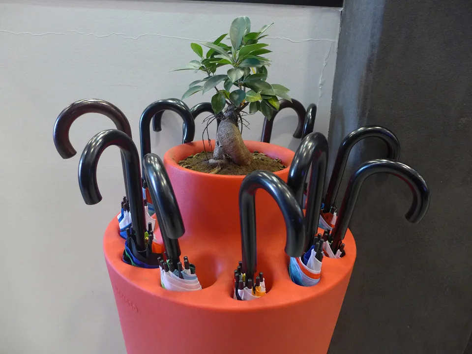 Låneparaplyer ser du rundt omkring i Århus. For en god idé!