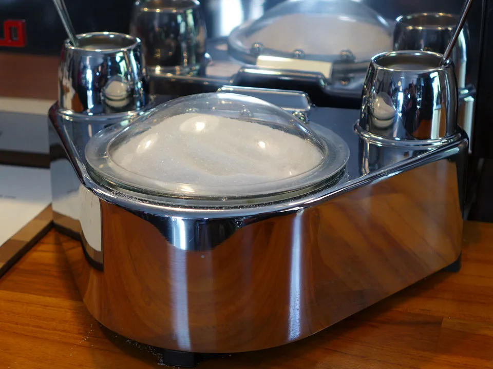 Nei, men se! Sukker til folket! Hos Tim Wendelboe står sukkeret på disken. Versågod, forsyn deg selv.