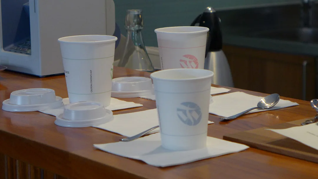 Og hva er dette? Skjeer til å røre med! er det lov, da? Ja, hos Tim Wendelboe er det lov.