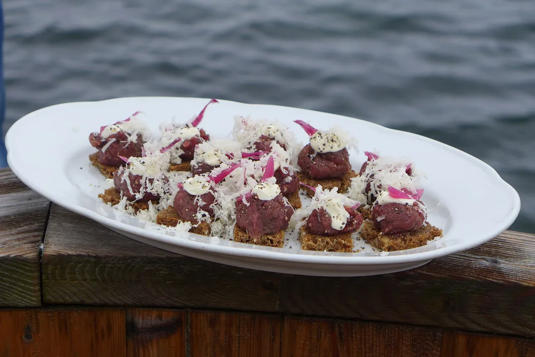 Reinsdyrtartar med pepperrot og røkt creme fraiche