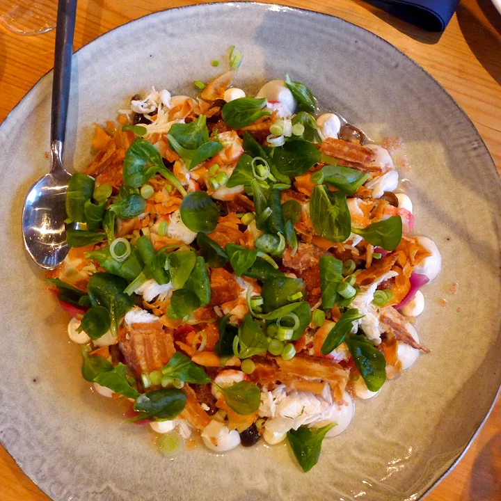 Kongekrabbe med japansk dashi, jordskokk, brunet smør, røkt creme fraishe og pancetta.