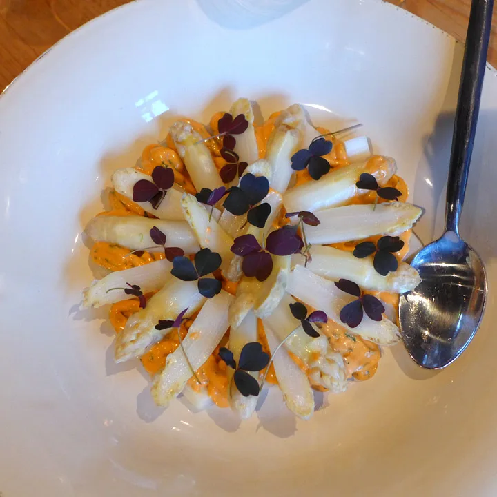 Hvite asparges med hummerkrem.