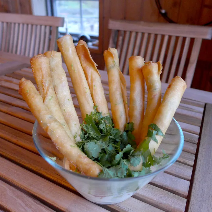 Kveite"sigarer" med røkt majones, koriander og lime.