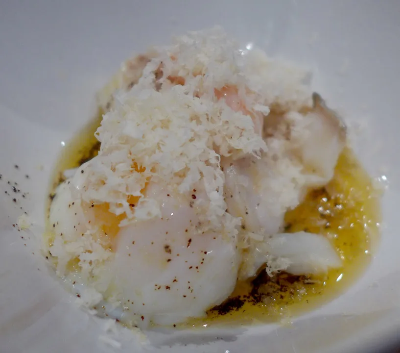 Piggvar med brunet smør, 48 graders-egg, Smøgenreker og pepperrot. Dette er en tradisjonell svensk rett.