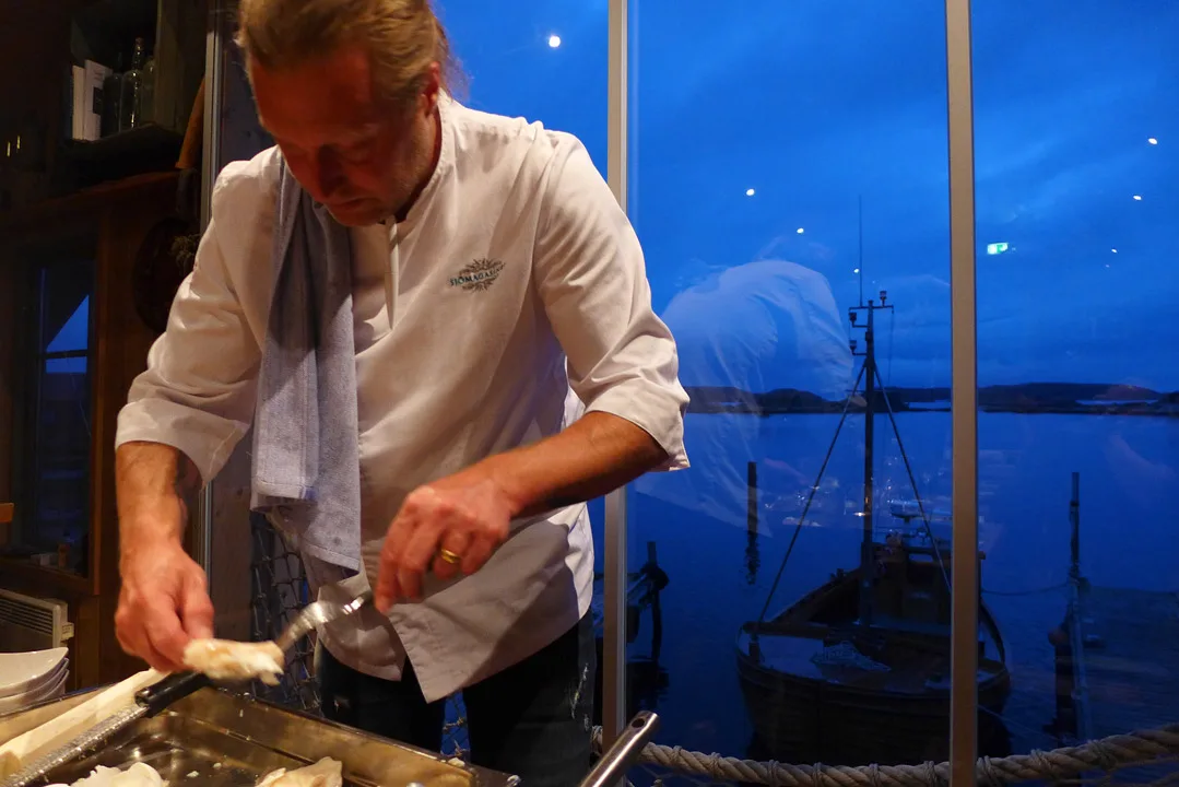 Gustav serverer den ene gullretten etter den andre.