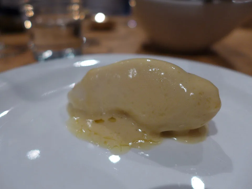 Kamskjellboller med hvitvinssaus. "En myk munnfull av kjerlighet", som Gustav beskriver disse bollene. Og han har så rett.